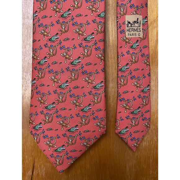 HERMES PINK SILK TIE BRONZE MONKEYS SWINGING ON VINES ABOVE GREEN CROCODILES 60” - Picture 1 of 10